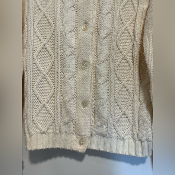 Vintage 60s Woman’s Cream Cable Knit Long Sleeve Button Closure Cardigan. - Picture 9 of 10